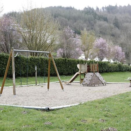 Camping Le Jardin - Chalets, Bungalows Et Emplacements Nus Pour Des Vacances Nature Le Long De La Riviere Le Gijou Lacaze エクステリア 写真