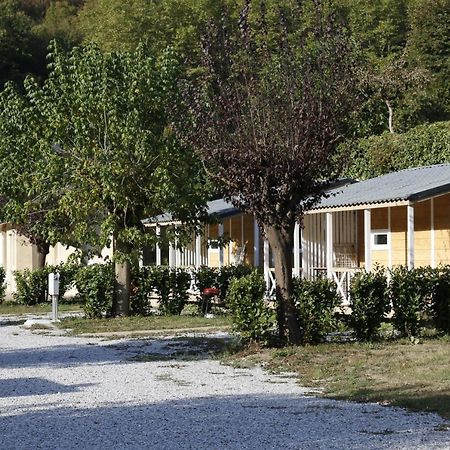 Camping Le Jardin - Chalets, Bungalows Et Emplacements Nus Pour Des Vacances Nature Le Long De La Riviere Le Gijou Lacaze エクステリア 写真
