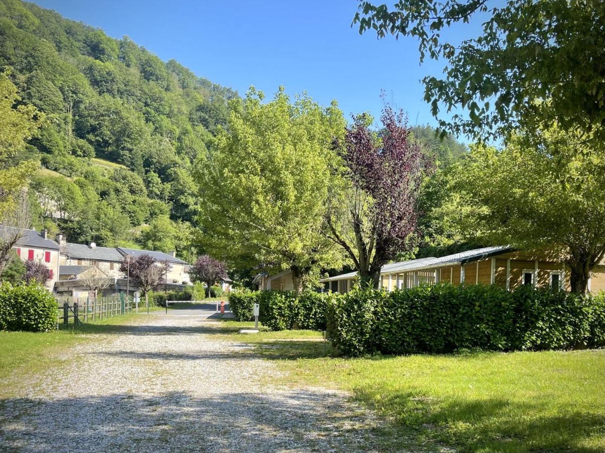 Camping Le Jardin - Chalets, Bungalows Et Emplacements Nus Pour Des Vacances Nature Le Long De La Riviere Le Gijou Lacaze エクステリア 写真