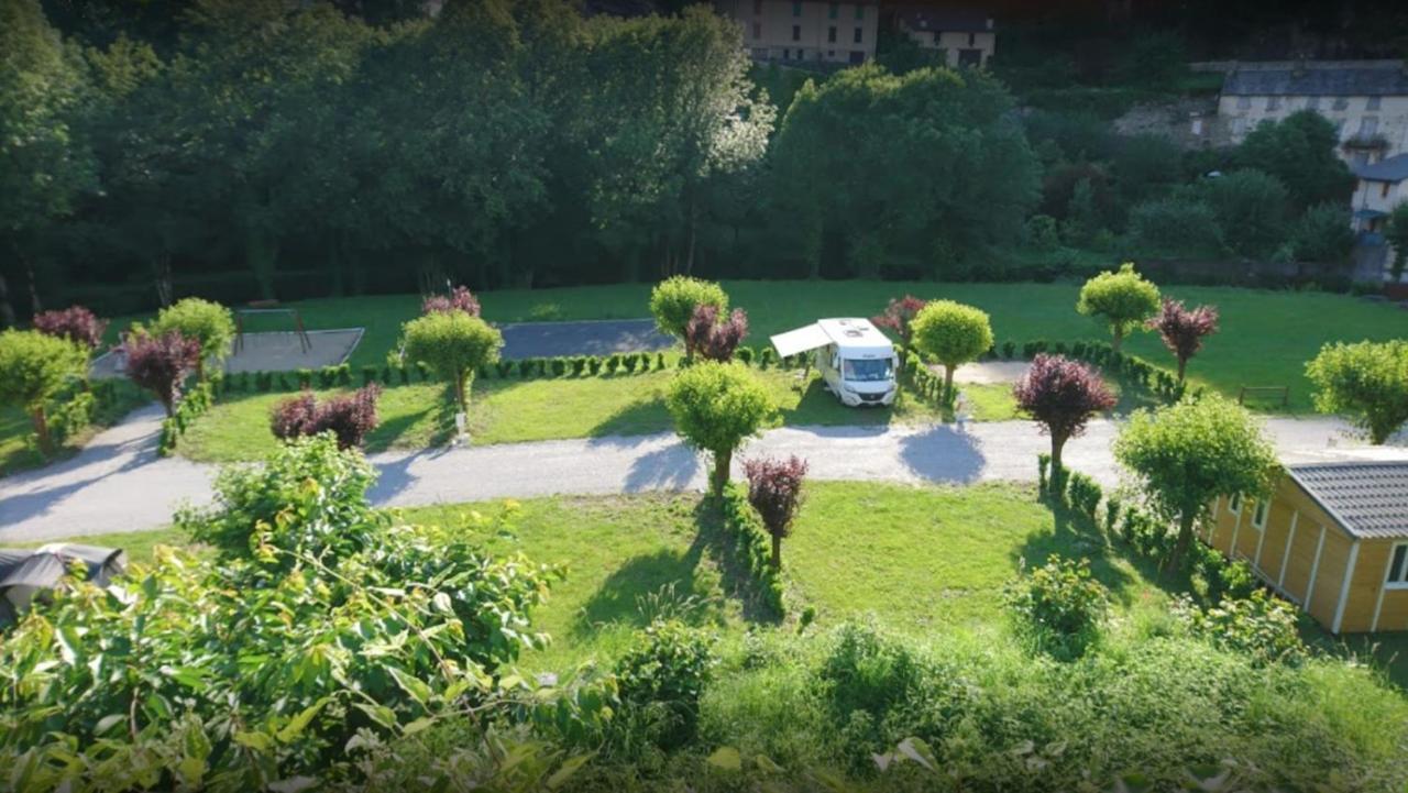Camping Le Jardin - Chalets, Bungalows Et Emplacements Nus Pour Des Vacances Nature Le Long De La Riviere Le Gijou Lacaze エクステリア 写真