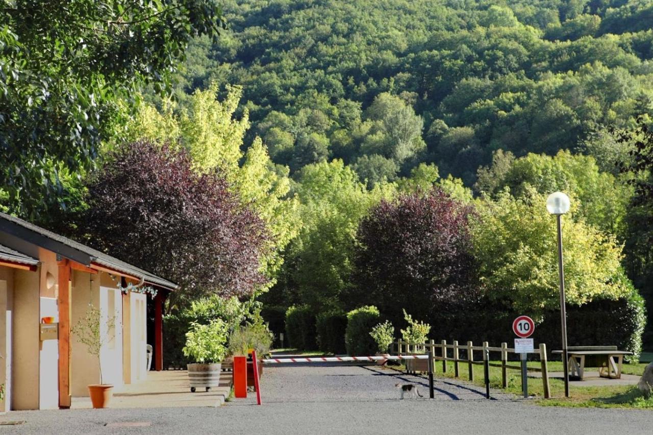 Camping Le Jardin - Chalets, Bungalows Et Emplacements Nus Pour Des Vacances Nature Le Long De La Riviere Le Gijou Lacaze エクステリア 写真
