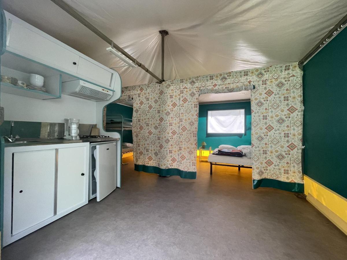 Camping Le Jardin - Chalets, Bungalows Et Emplacements Nus Pour Des Vacances Nature Le Long De La Riviere Le Gijou Lacaze エクステリア 写真